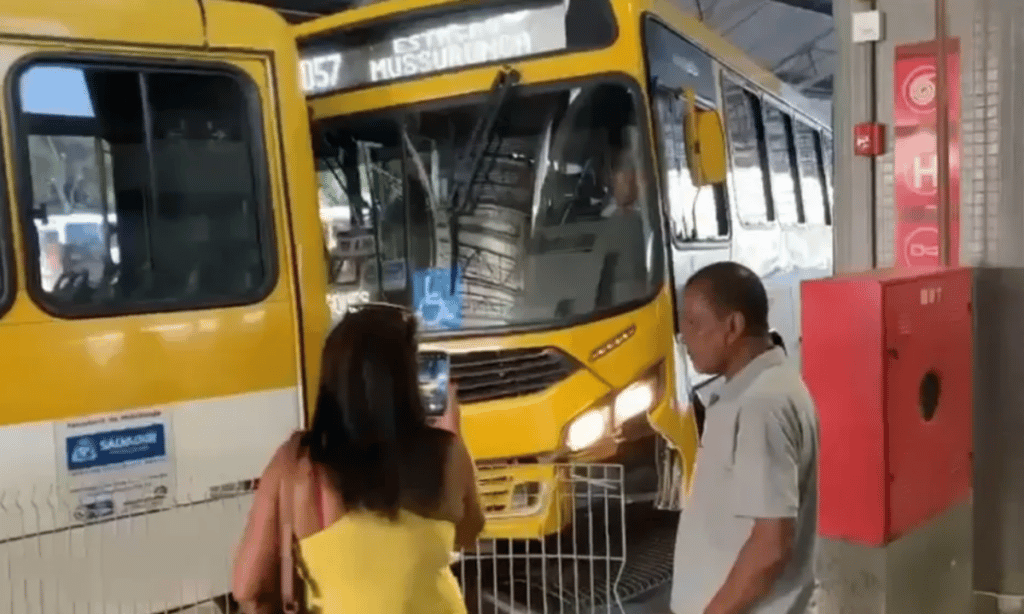 Motorista fica ferido após choque entre ônibus na Estação Mussurunga, em Salvador