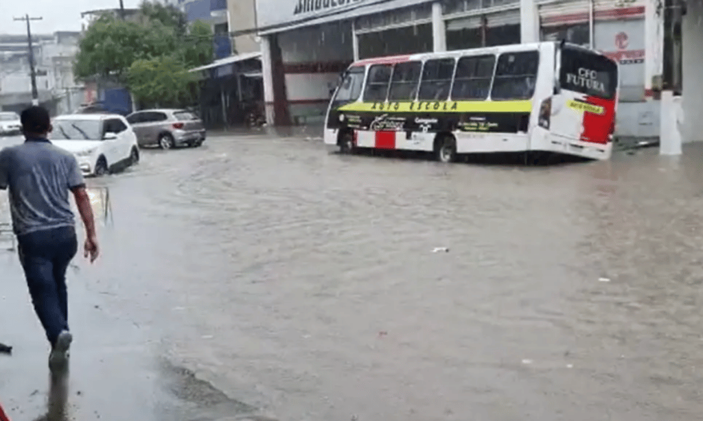 Menos de um ano após desastre, cidades do sul da Bahia voltam a ter ruas alagadas em temporal
