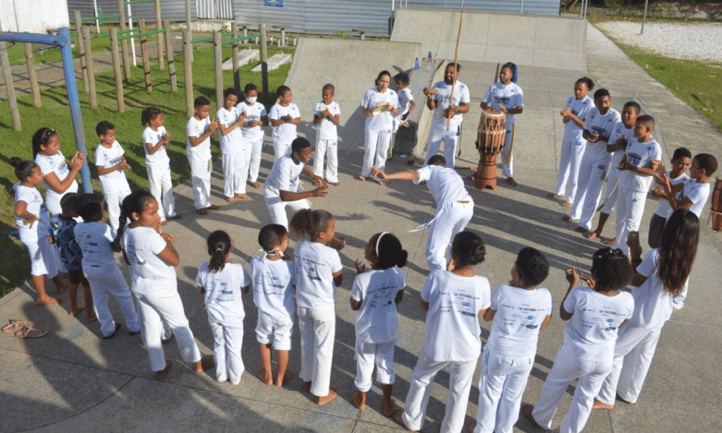 Projeto que ensina capoeira de graça faz evento de batizado e troca de graduações em Camaçari