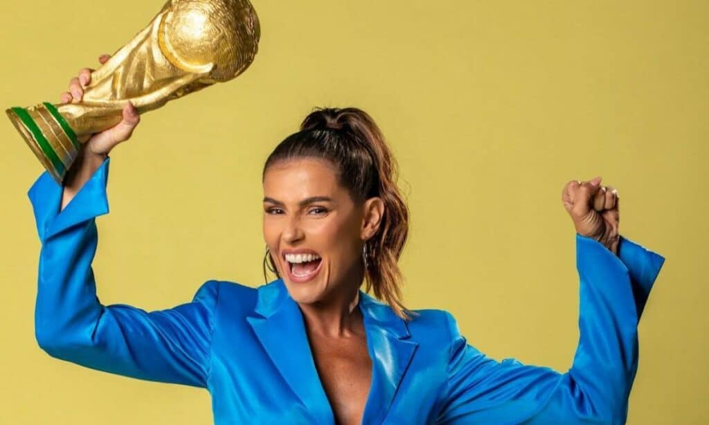 Deborah Secco deixa calcinha à mostra em look para comentar Copa do Mundo: ‘Gostosona’