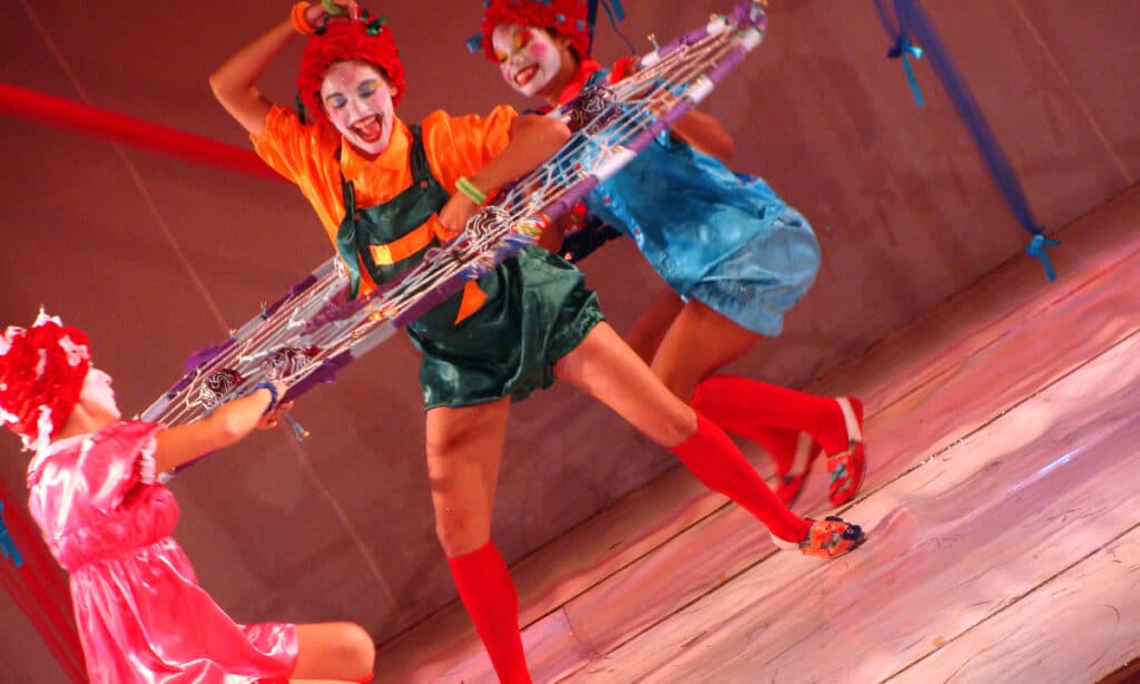 Espetáculo ‘Triscou, Pegou’ faz um passeio por brincadeiras tradicionais da infância