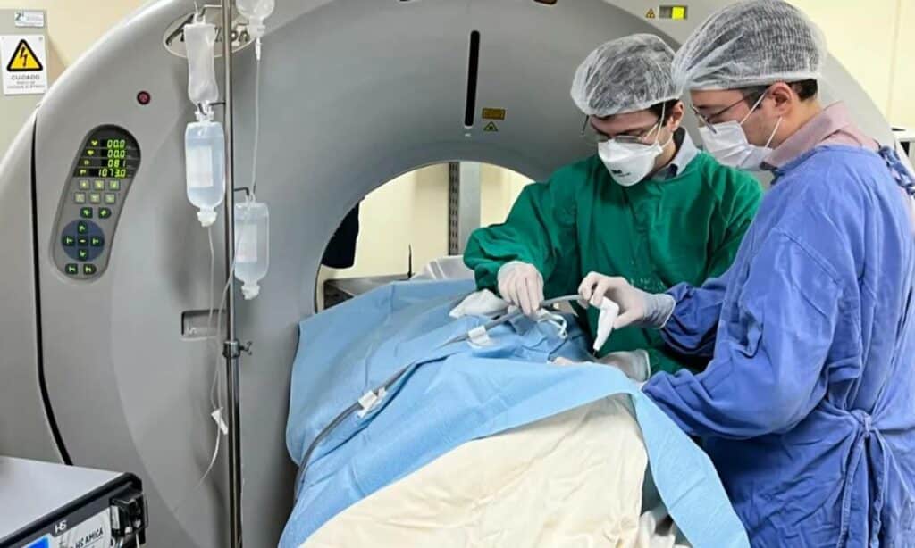 Hospital realiza procedimento inédito pelo SUS em tratamento de câncer em Salvador