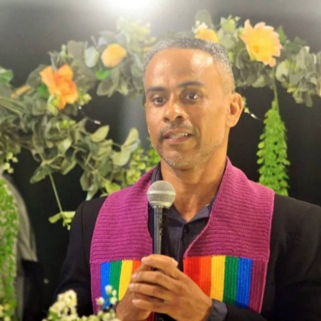 ‘Ninguém deve dar palpite sobre a espiritualidade do outro’, diz pastor de igreja que acolhe LGBTQIAPN+ 