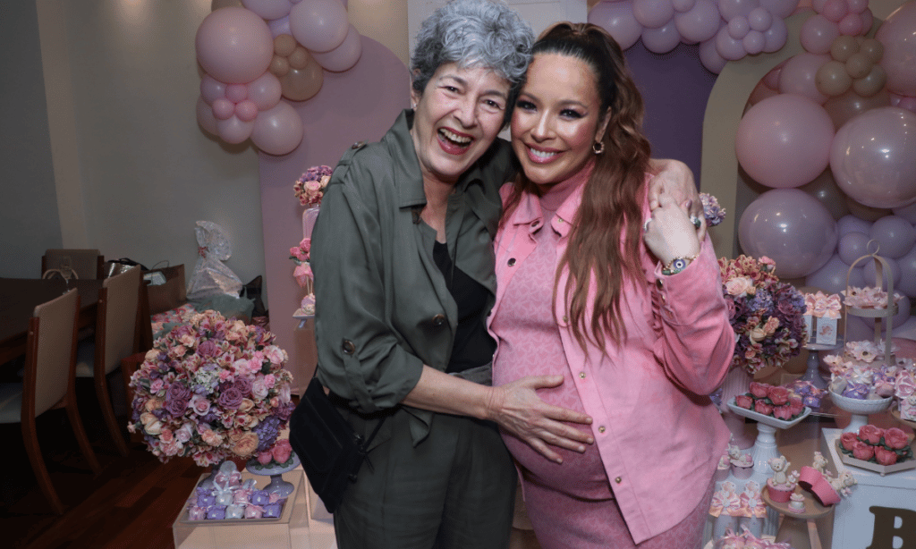 Grávida, Renata Dominguez reencontra ‘Dona Vilma’ em chá de bebê