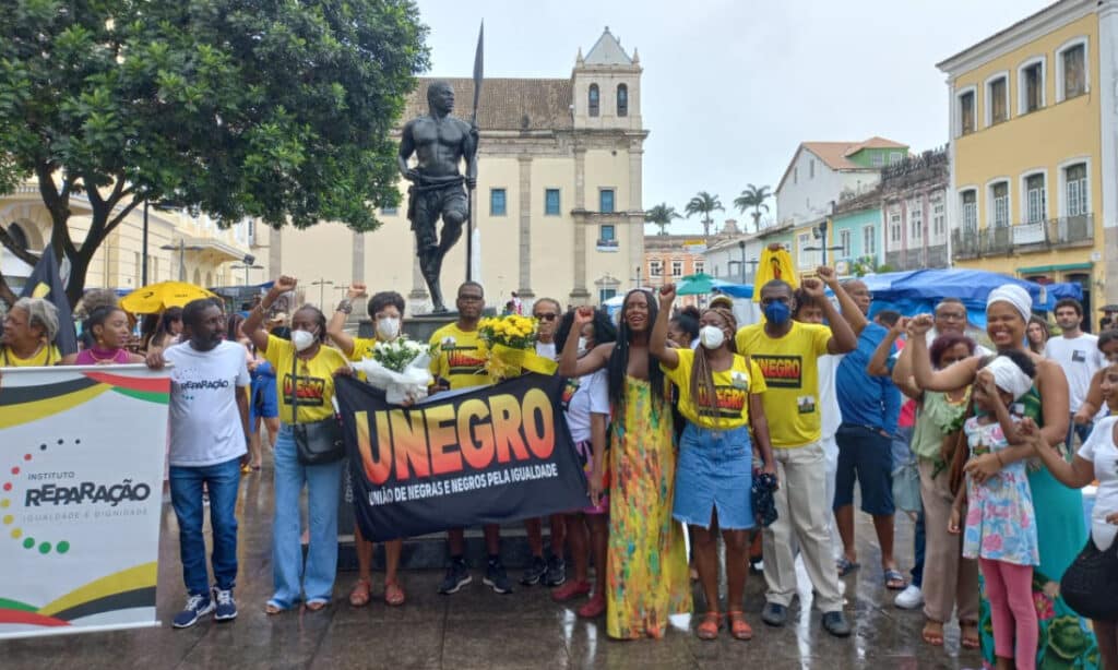 Movimento negro presta homenagens com flores na estátua de Zumbi dos Palmares em Salvador: ‘Afirmação da memória da resistência negra no Brasil’