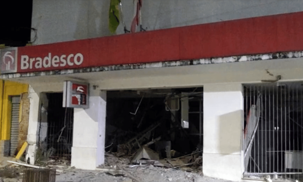 Três agências bancárias são explodidas por grupo criminoso na cidade de Muritiba, interior da Bahia