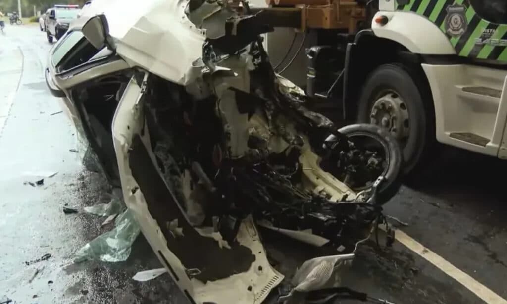 Carro fica completamente destruído após grave acidente no túnel da Av. Luís Eduardo Magalhães, em Salvador
