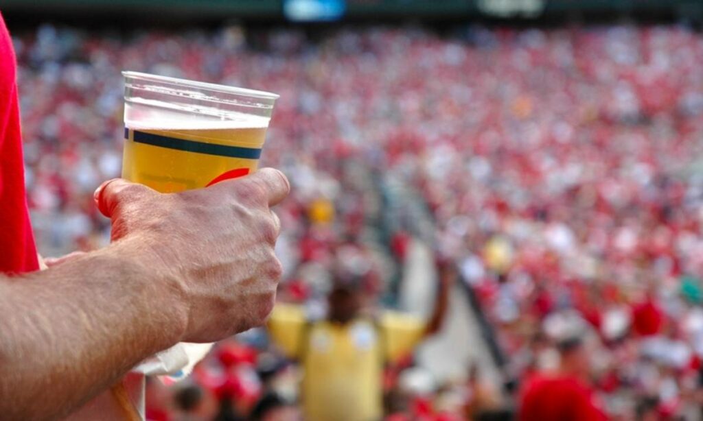 Após Catar proibir álcool nos estádios na Copa do Mundo, saiba onde torcedores podem beber