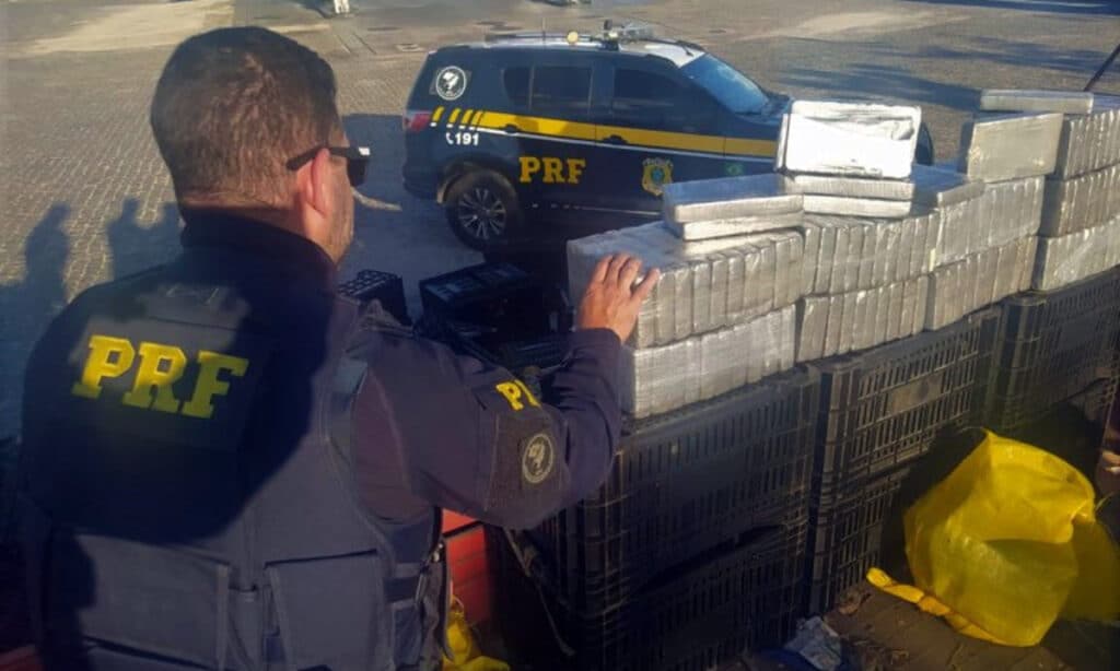 Homem é preso com 110 kg de cocaína escondidos entre caixas de frutas no sudoeste da Bahia