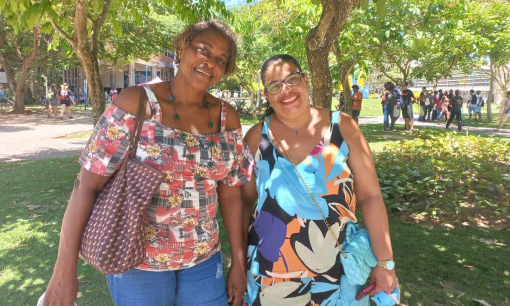 Nervosismo compartilhado: pais acompanham filhos na 1ª etapa da prova do Enem em Salvador