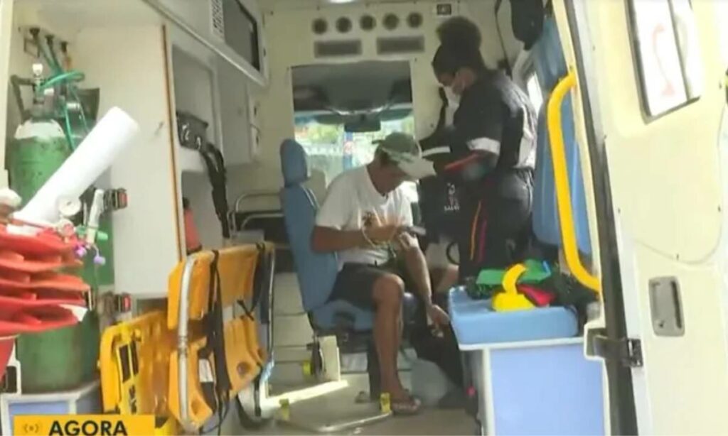 Homem é atropelado por ônibus e fica desacordado em Salvador