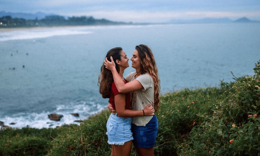 Juliana Paes e namorada comemoram 3 anos juntas com post emocionante: ‘Como é bom o nosso amor’