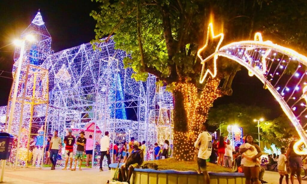 Decoração de Natal é inaugurada na Praça João Martins, em Paripe; veja fotos