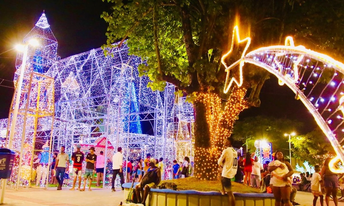 Decoração de Natal é inaugurada na Praça João Martins, em Paripe