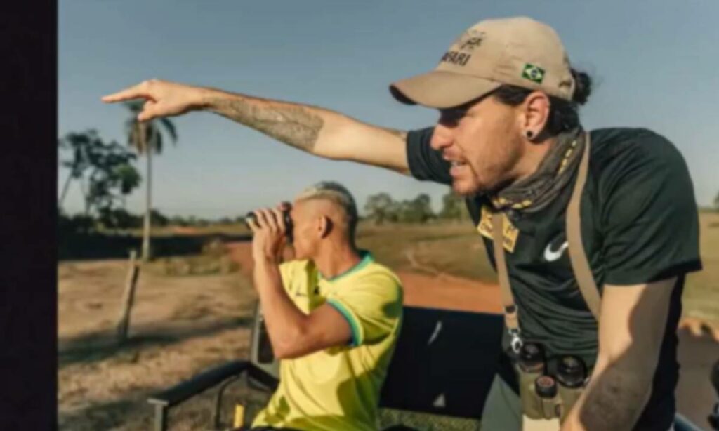 Antes de ir à Copa, Richarlison 'adotou' onça-pintada no Pantanal