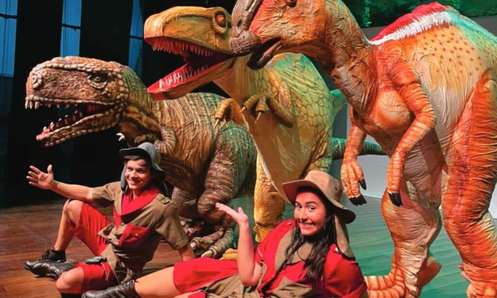 Espetáculo com réplicas de dinossauros se apresenta em Salvador