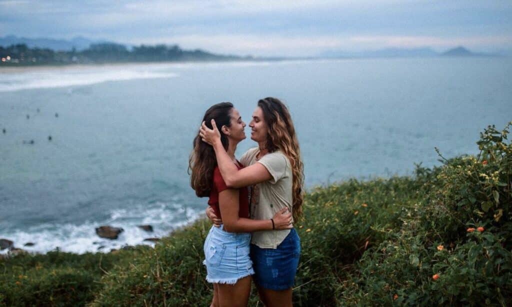 Namorada de Juliana Paes se declara durante passeio na praia: ‘Amo aprender com você’