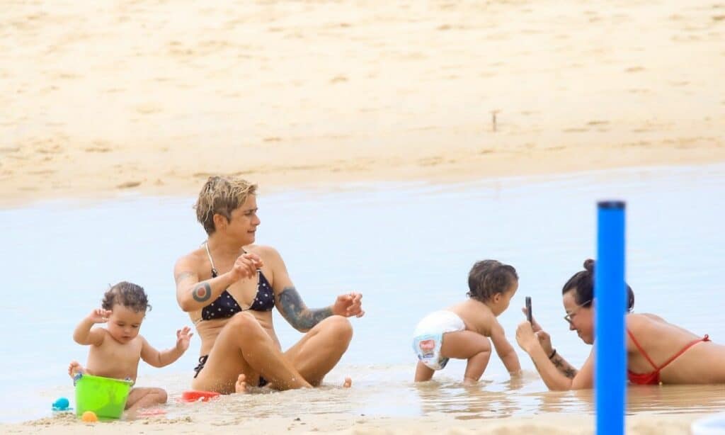 De biquíni, Lan Lanh curte momentos com os filhos na praia; veja fotos