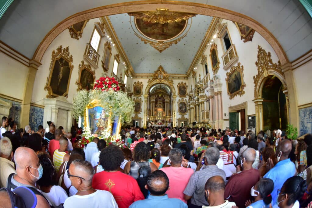 FOTOS: festa de Santa Luzia reúne fiéis no Comércio, em Salvador