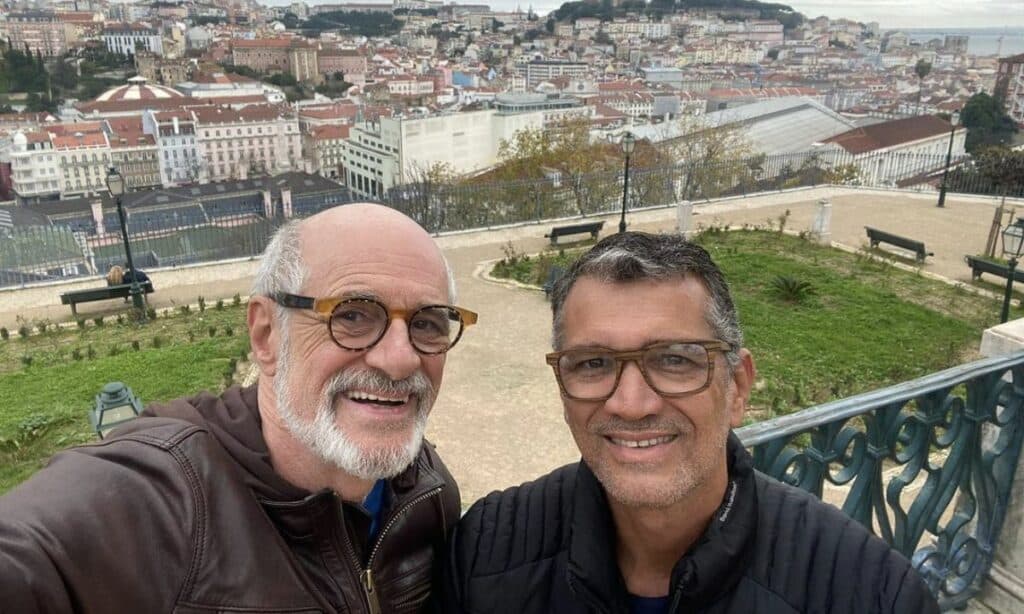 Aos 70 anos, Marcos Caruso se casa com técnico de enfermagem durante viagem para Portugal
