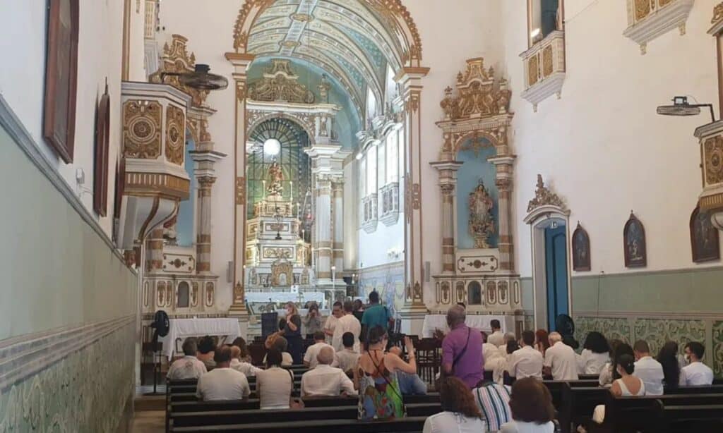 Amigos e familiares de Gal Costa se reúnem em missa 30º dia em igreja de Salvador