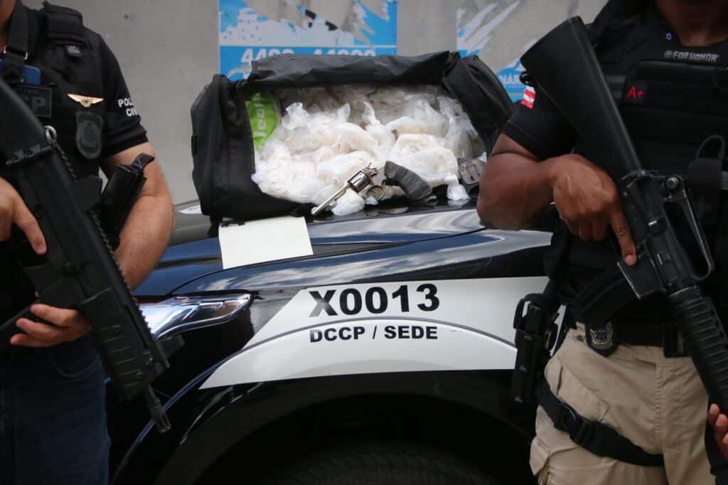 Mais de seis mil porções de cocaína e crack são encontradas em parede de casa na Cidade Baixa, em Salvador