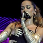 Anitta volta aos palcos após internação e diagnóstico da doença do beijo