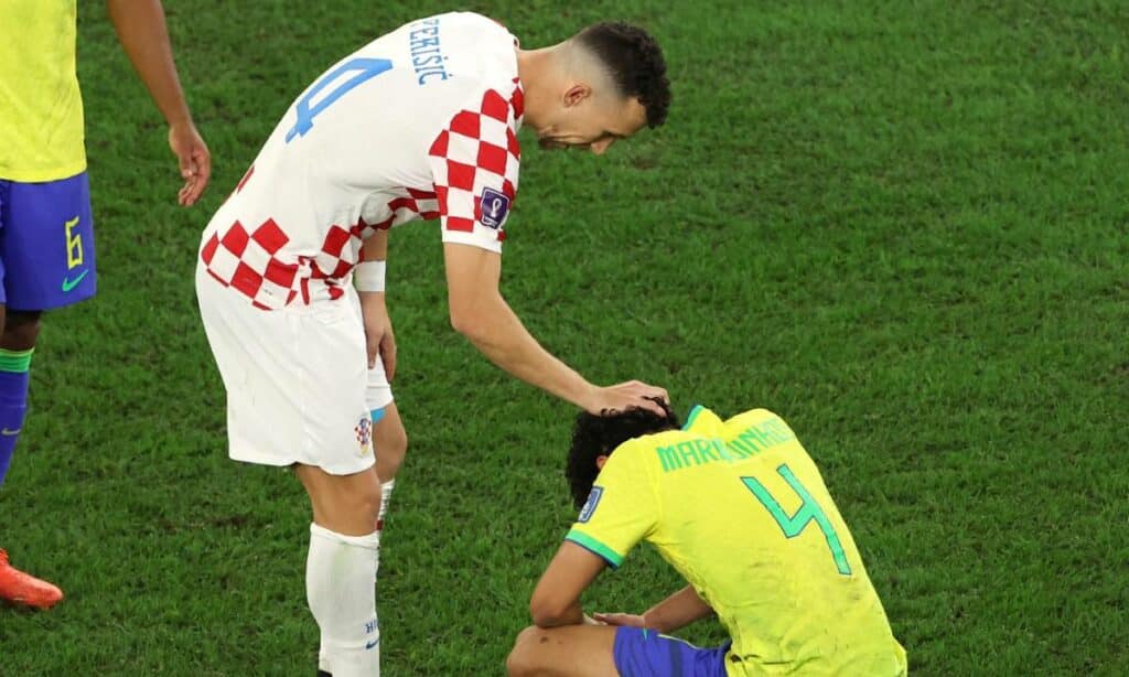 Jogadores brasileiros choram muito no gramado após derrota para Croácia
