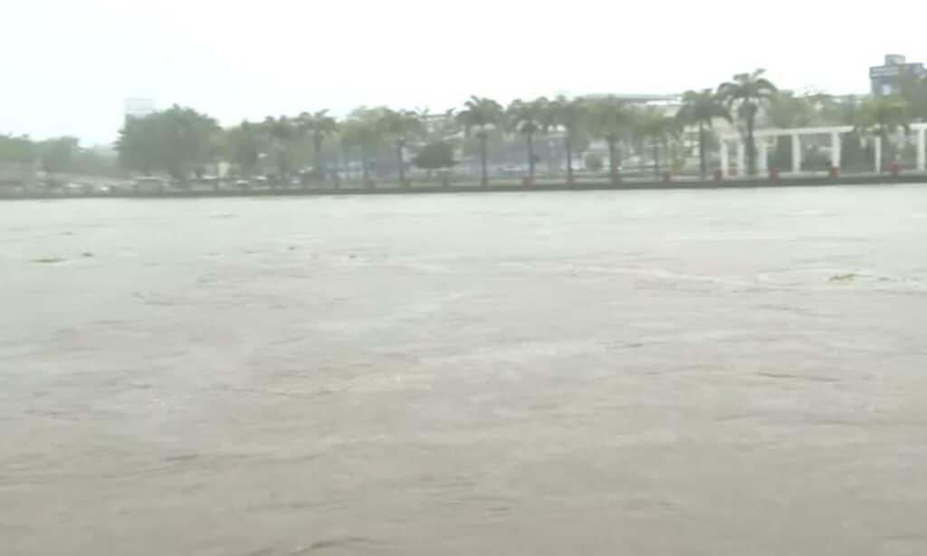 Ruas ficam alagadas e nível de rio preocupa moradores em Itabuna com fortes chuvas; vídeo impressiona
