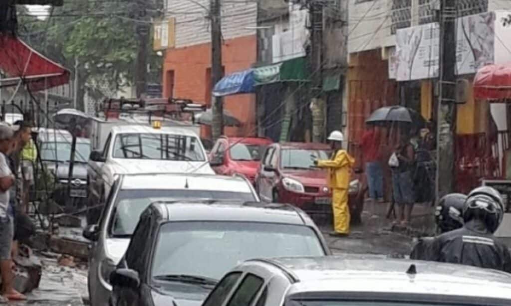 Moradores de Cosme de Farias reclamam de carros estacionados em locais proibidos