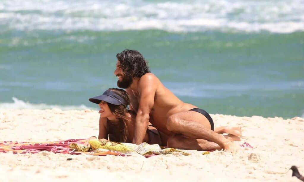 Deborah Secco renova bronze ao lado do maridão, Hugo Moura, em praia do Rio de Janeiro