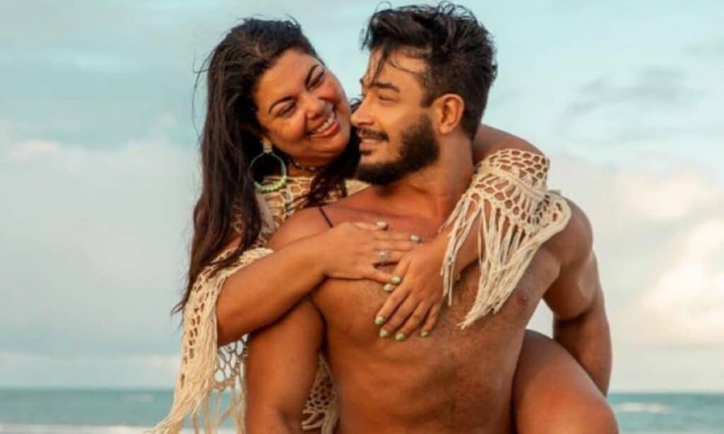 Fabiana Karla diz ter duvidado da sexualidade do marido no primeiro encontro: ‘Bixa, não venha não’