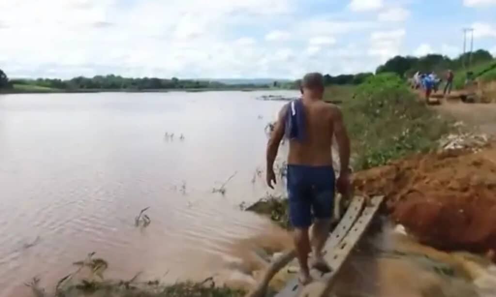 Famílias do oeste da Bahia ficam isoladas após barragem transbordar e destruir rodovia