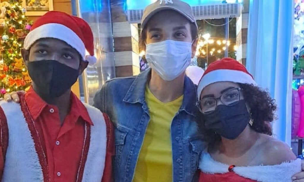De máscara e boné, Ivete Sangalo visita vila de Natal, em Salvador