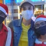 De máscara e boné, Ivete Sangalo visita vila de Natal, em Salvador