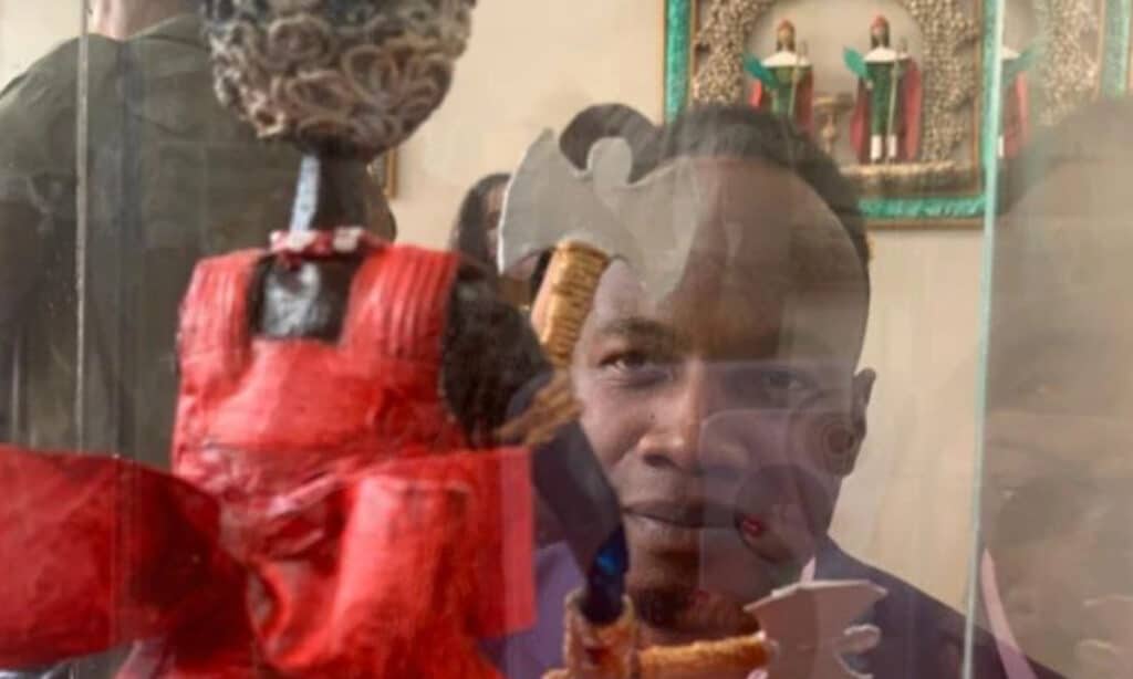 Artista plástico descobre talento após acidente grave e usa dom para combater racismo religioso na Bahia