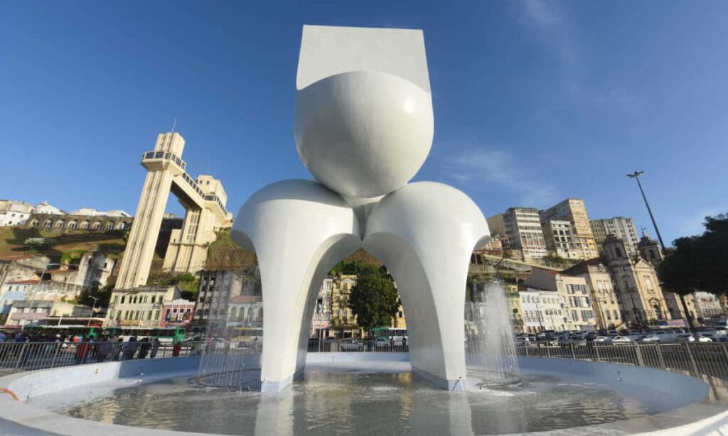 Monumento de Mário Cravo Júnior destruído por incêndio é reinaugurado em Salvador