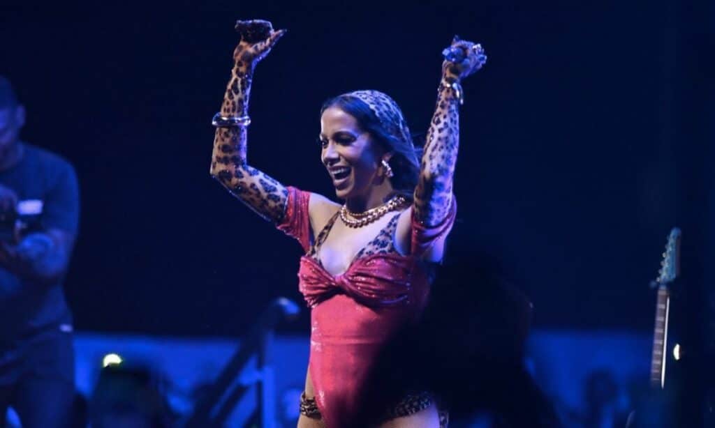 Anitta para show para dar sermão em fã na plateia: ‘Abaixa esse cartaz’