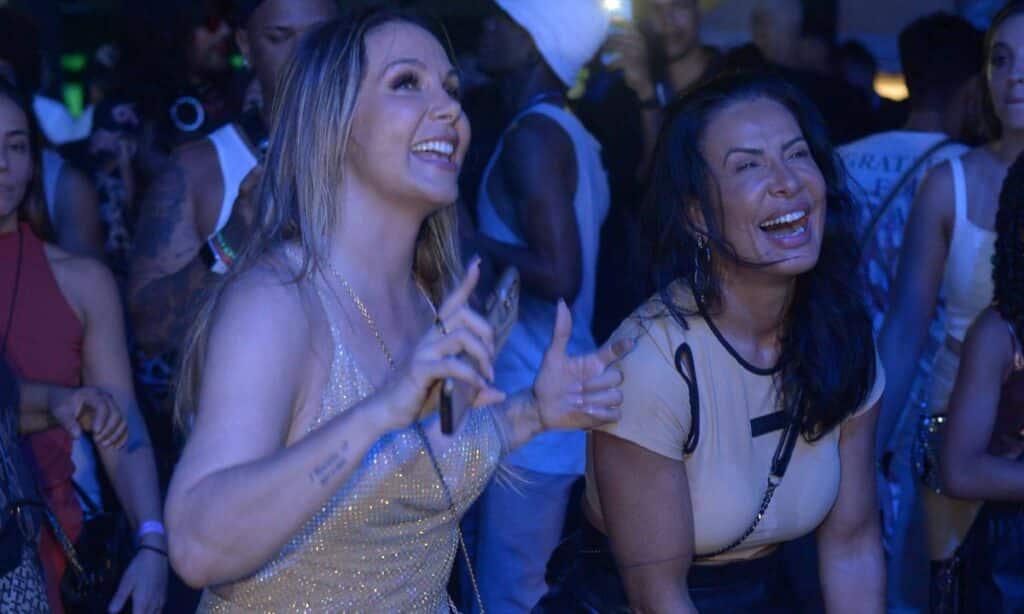 Carla Perez e Scheila Carvalho se reencontram em Salvador e ‘metem dança’ durante show de Anitta; veja fotos