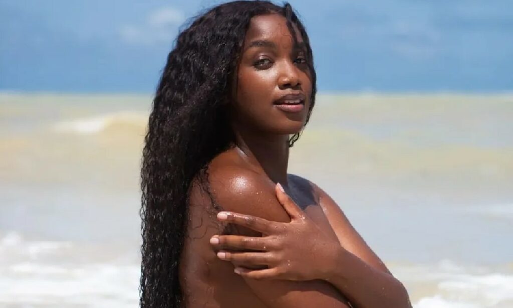 IZA posa de topless e fãs reagem: ‘Deusa brasileira’