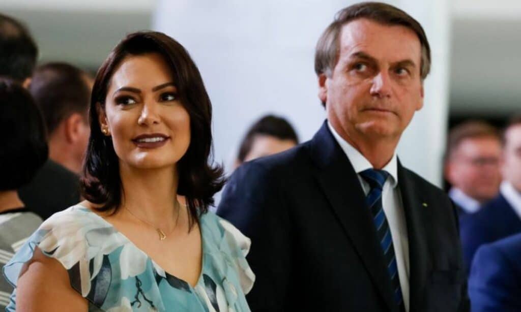 Michelle atualiza estado de saúde de Bolsonaro após internação do ex-presidente nos EUA: ‘Estamos em oração’