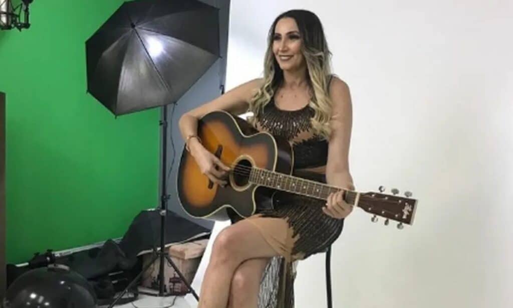 Aberto aos fãs, velório de Rita de Cássia emociona familiares e amigos da cantora no Ceará