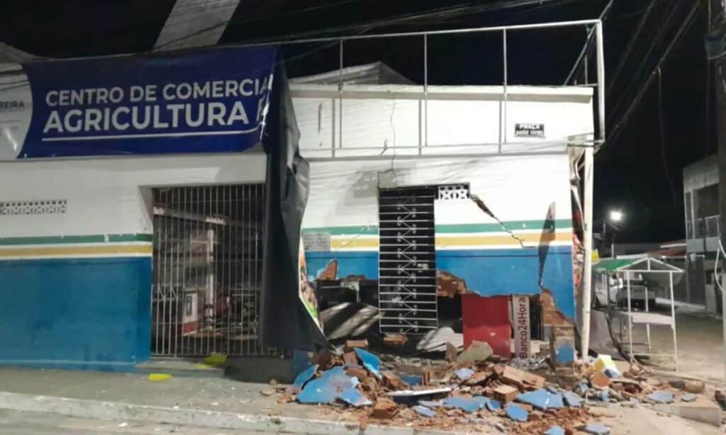Quatro homens explodem caixa eletrônico na Bahia
