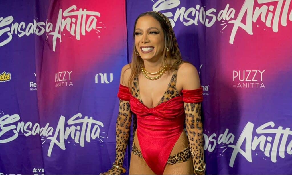 Fantasiada de Tieta do Agreste, Anitta deixa público eufórico durante show em Salvador: ‘Vamos rebolar’