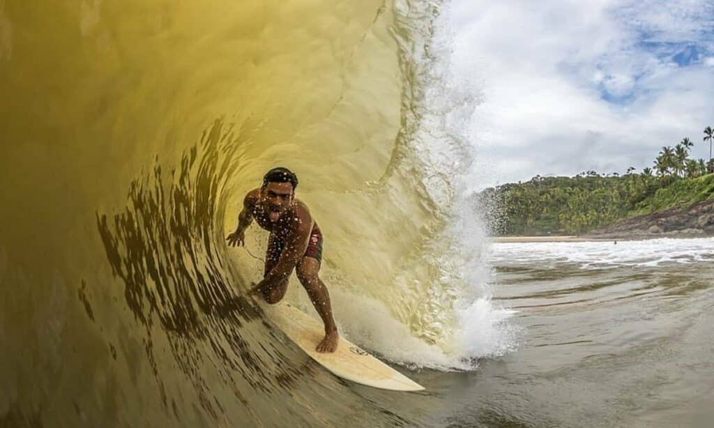 Praia do Forte recebe circuito de surfe profissional inédito