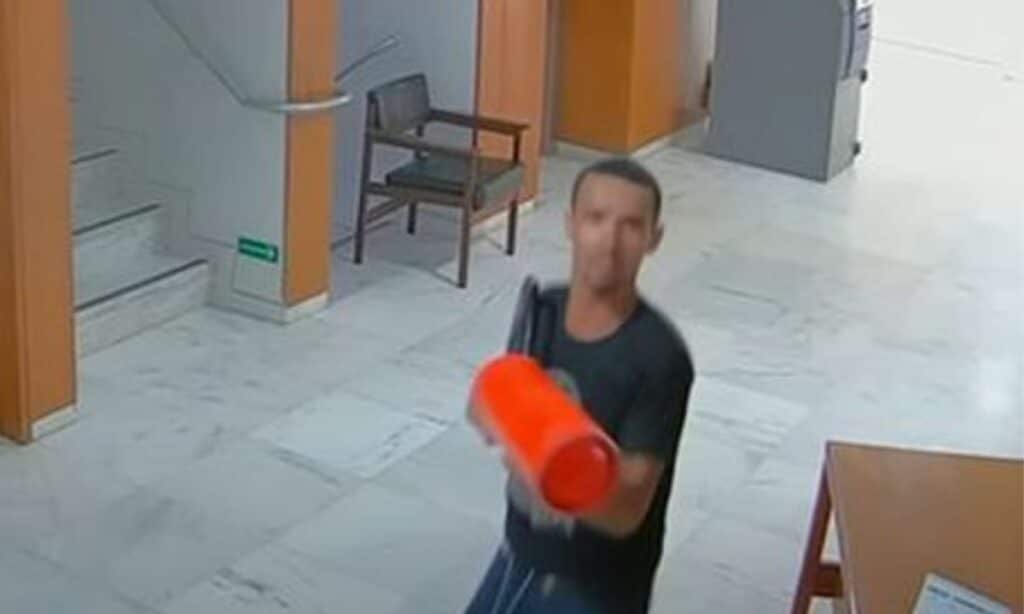 PF prende homem filmado ao destruir relógio no Palácio do Planalto