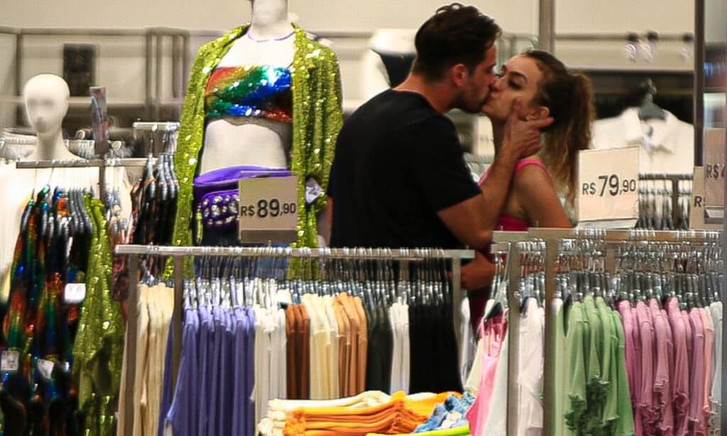 Rafael Cardoso é flagrado aos beijos com atriz 13 anos mais nova em shopping no Rio