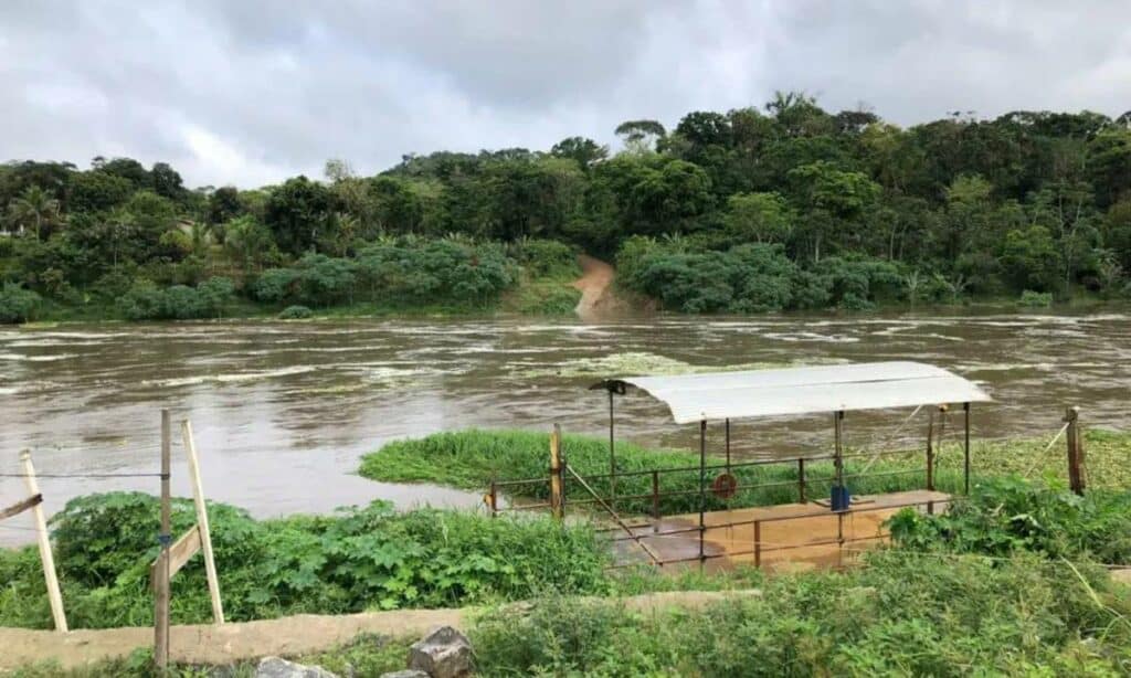 Canoa com sete pessoas da mesma família vira em rio no sul da Bahia e duas crianças morrem