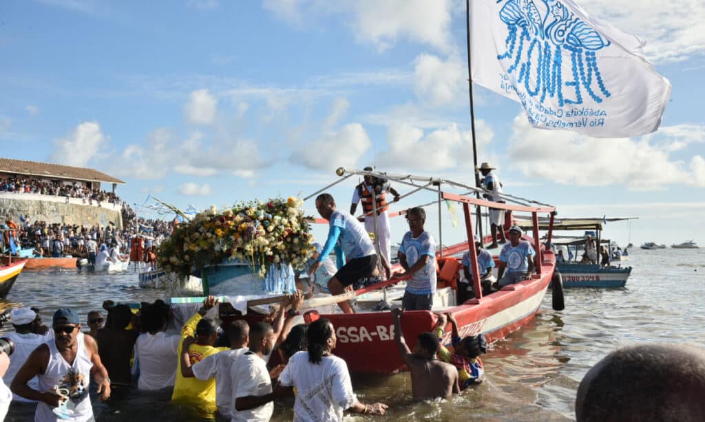 Cercado por multidão, balaio com presentes para Iemanjá é levado para o mar; veja fotos
