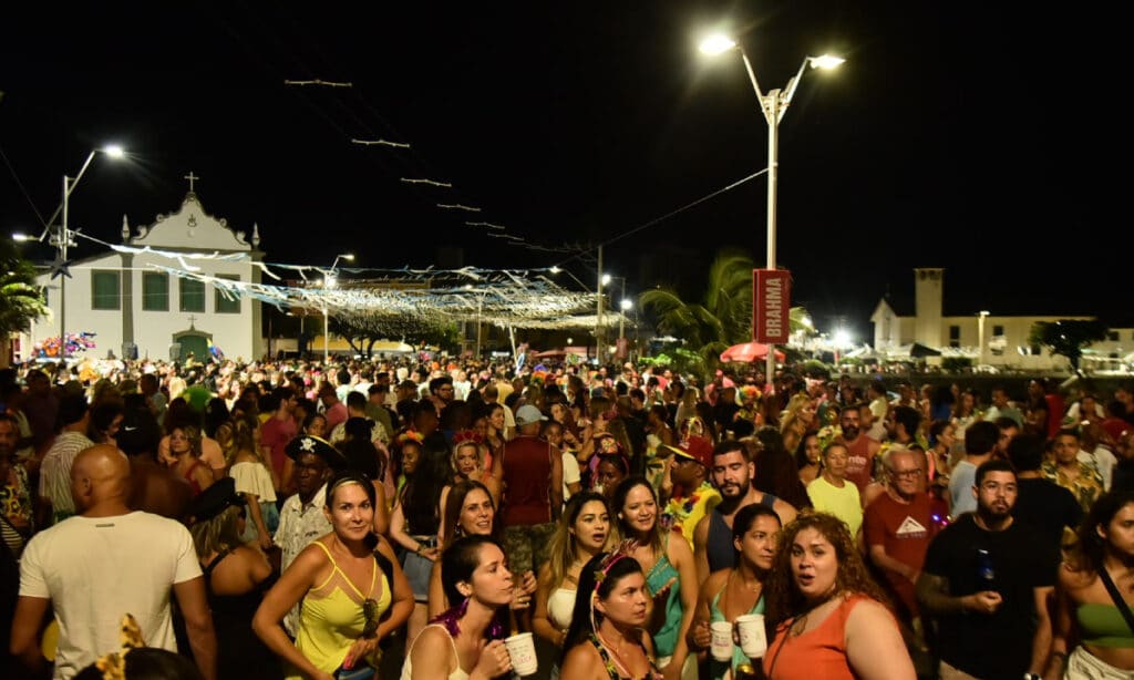 Palhaços do Rio Vermelho faz prévia do Carnaval e reúne centenas de foliões em Salvador